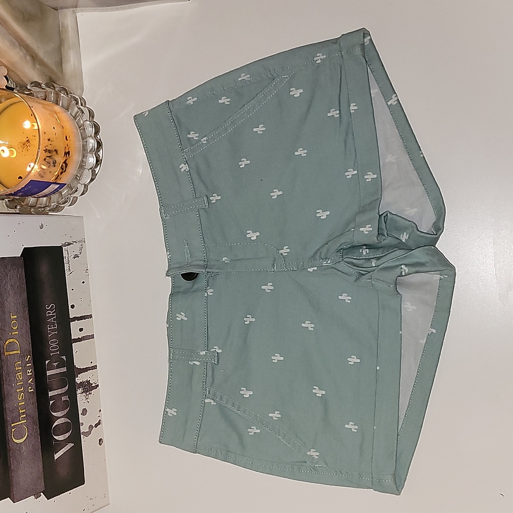 Never worn SO Chino shortie shorts in olive green with white cactus, sz 1